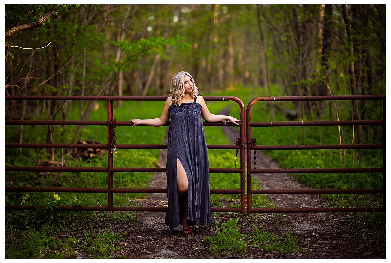 country greenery fence senior session