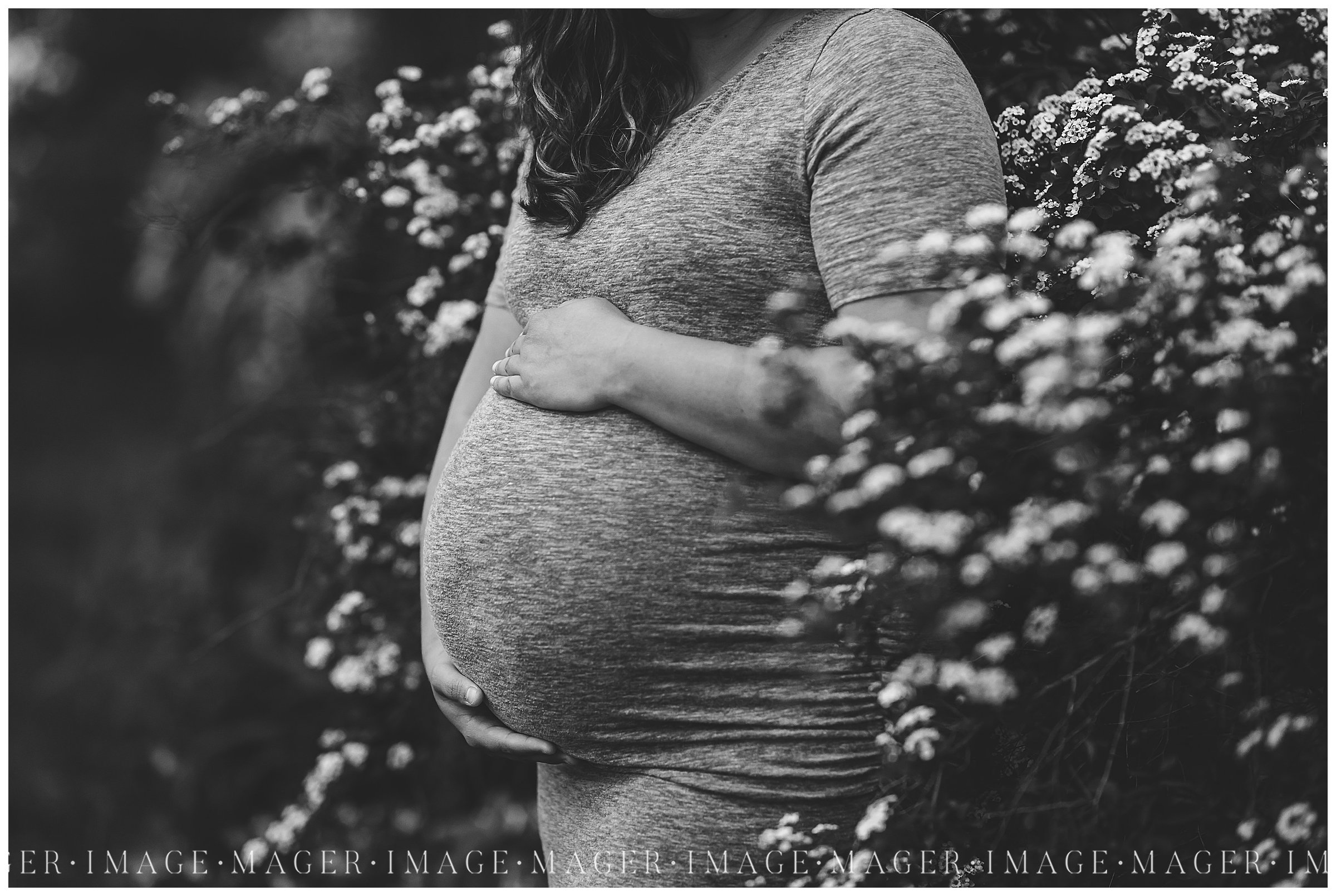 summer maternity session baby bump