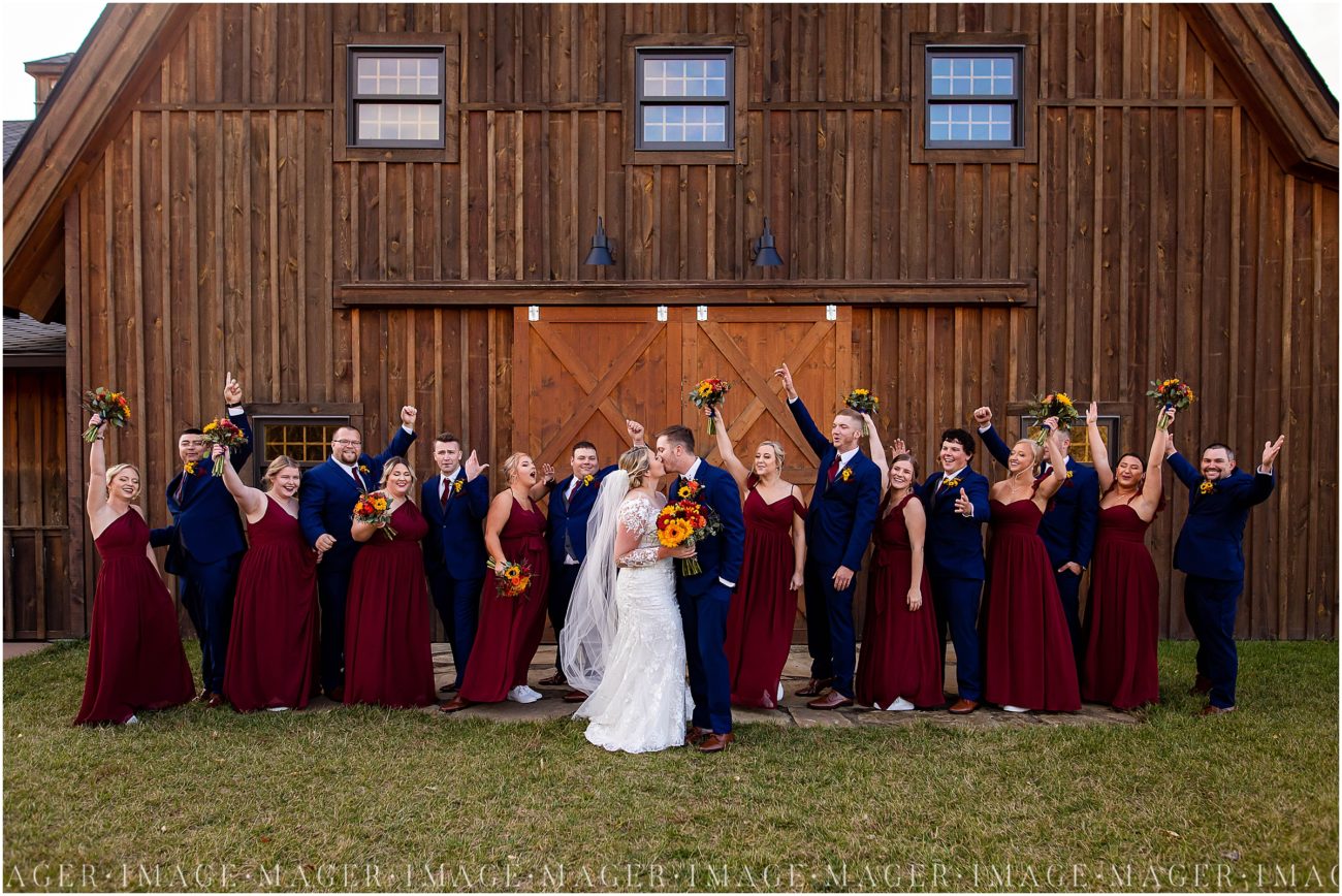 bloomfieldbarnchrismanillinoisweddingvenuefallmaroonbarnfarm