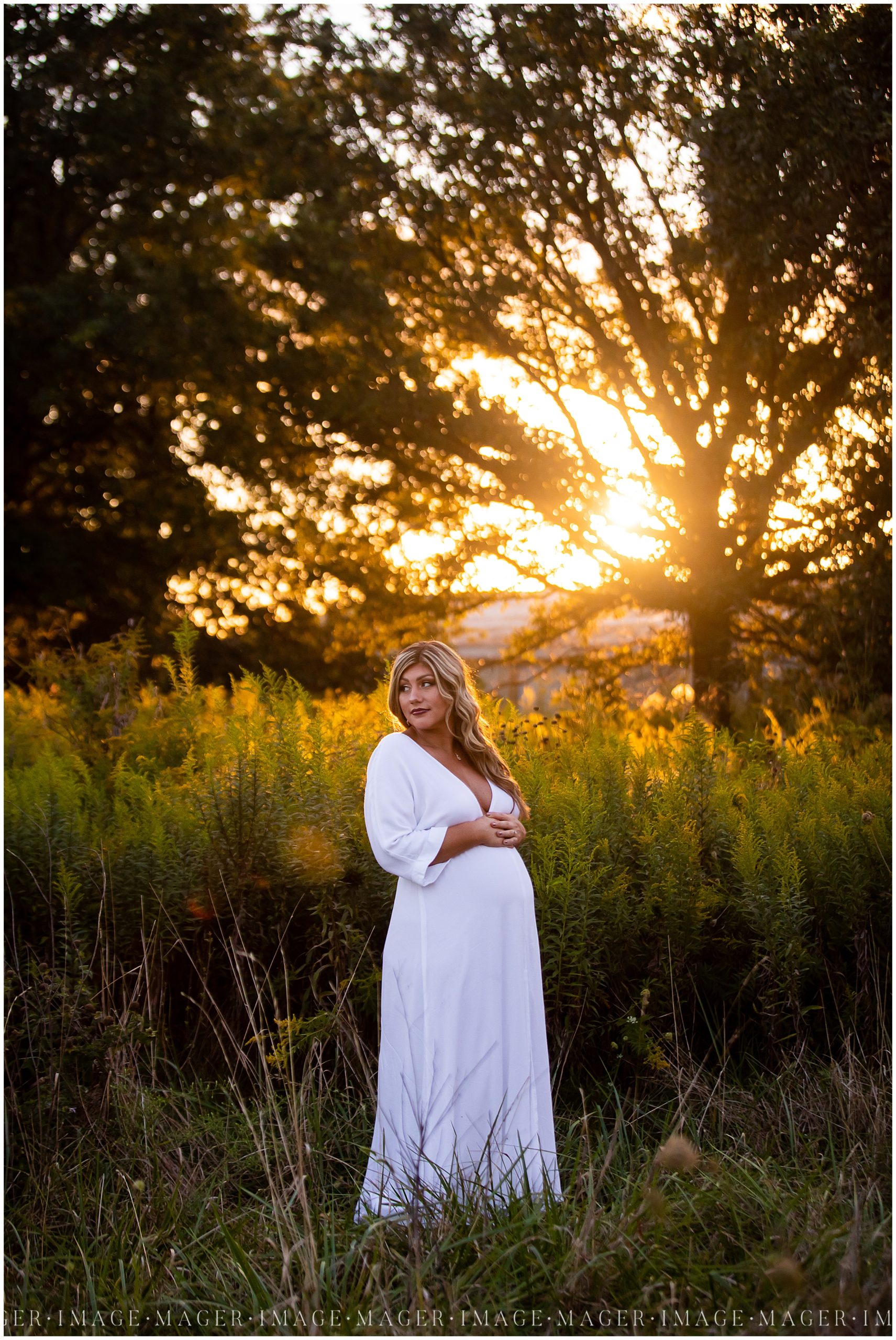 central-illinois-maternity-baby-middlefork-grass-nature-sunset