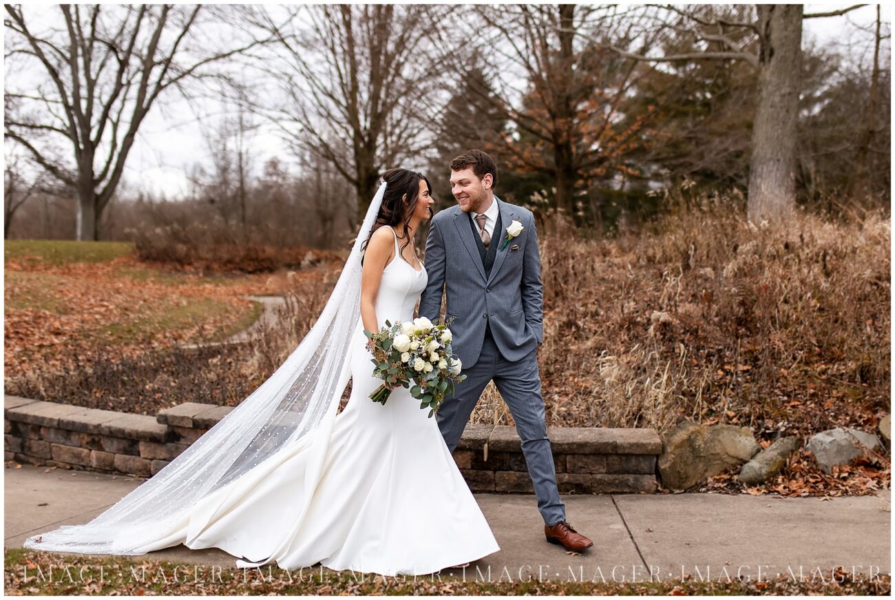 white blue grey winter wedding chicagoland photog