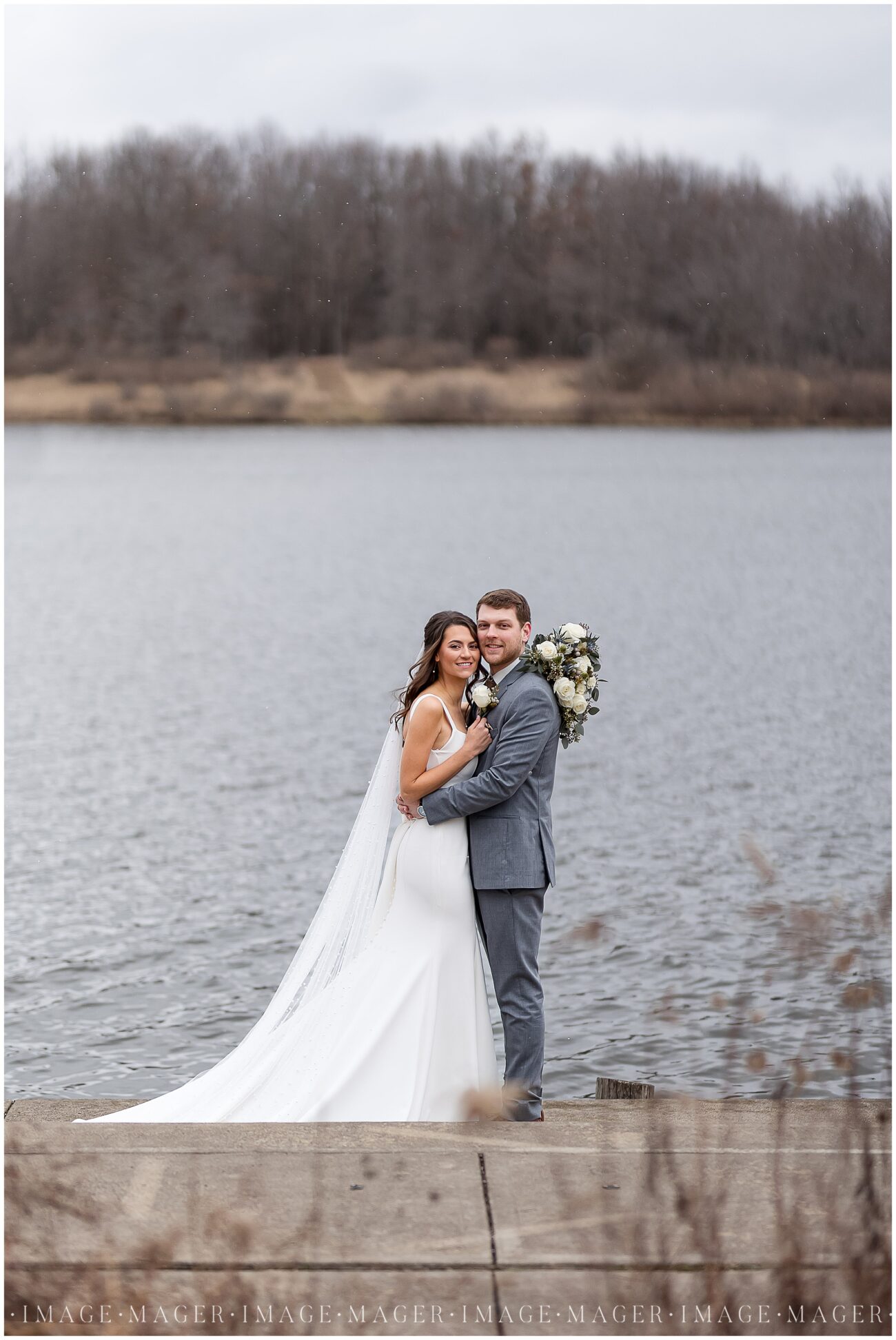 white blue grey winter wedding chicagoland photog forest preserve lake side water