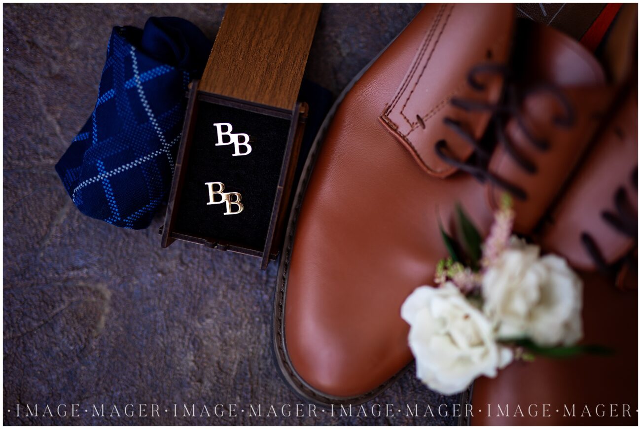 grooms details cufflinks, shoes, boutonnière, blue and brown